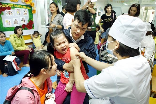 Tiêm vắc xin phòng bệnh cho trẻ tại quận Hai Bà Trưng, Hà Nội. Ảnh: Dương Ngọc/TTXVN