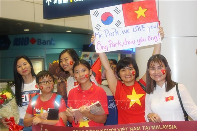Nhiều người hâm mộ Việt Nam đến sân bay quốc tế Kuala Lumpur đón đội tuyển Việt Nam tối 7/12. Ảnh: Hà Ngọc/TTXVN