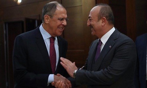 Ngoại trưởng Nga Sergei Lavrov (trái) và người đồng cấp Thổ Nhĩ Kỳ Mevlut Cavusoglu bắt tay tại Moskva hôm nay. Ảnh: Bộ Ngoại giao Thổ Nhĩ Kỳ.
