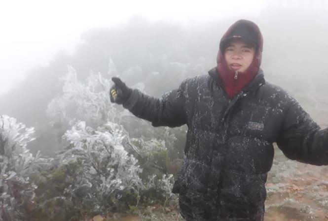 Anh Thao vui vẻ chơi với băng tuyết trên đỉnh Mẫu Sơn *ảnh: H.S. Thao