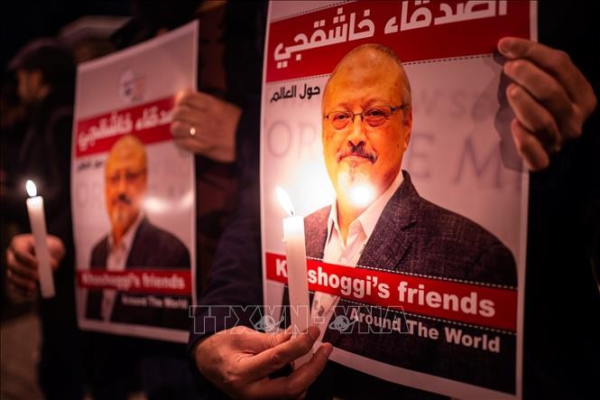 Thắp nến tưởng niệm nhà báo Jamal Khashoggi bên ngoài lãnh sự quán Saudi Arabia ở Istanbul, Thổ Nhĩ Kỳ ngày 25/10. Ảnh: AFP/TTXVN