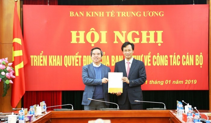 Trưởng Ban Kinh tế Trung ương Nguyễn Văn Bình trao quyết định bổ nhiệm cho ông Nguyễn Hữu Nghĩa