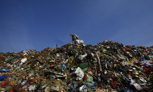 Công nhân làm việc tại bãi rác Sisdole của Nepal. Ảnh: NepaliTimes.