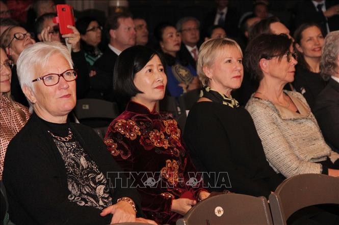 Đại sứ Việt Nam tại Thụy Điển Đoàn Thị Phương Dung (thứ hai từ trái sang) và Bộ trưởng Ngoại giao Thụy Điển Margot Wallstrom (thứ hai từ phải sang) tham dự lễ kỷ niệm.