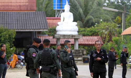 Các sĩ quan Thái Lan tại hiện trường vụ xả súng ở đền Rattanupap. Ảnh: Reuters.