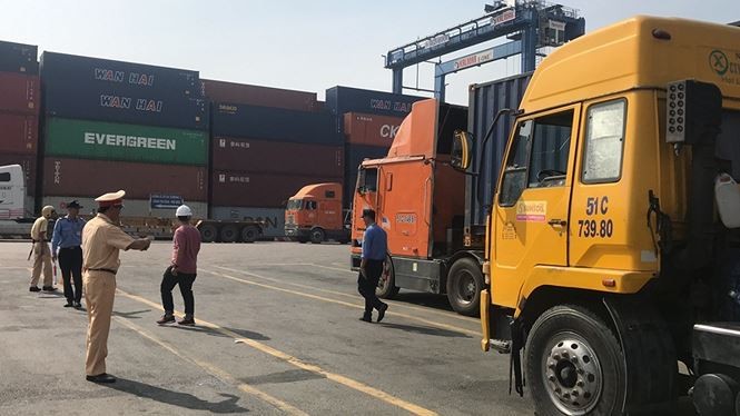 Tài xế container vào cảng Cát Lái bị yêu cầu dừng xe để kiểm tra ma tuý.