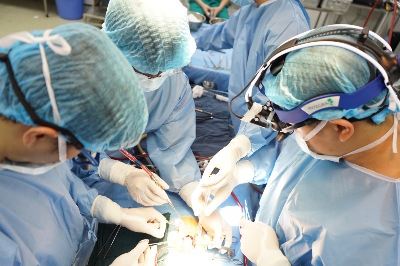 Bác sĩ phẫu thuật thay van tim cho bệnh nhi