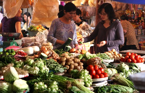 Quầy bán rau xanh tại chợ Hàng Bè. Ảnh: Trần Việt/TTXVN