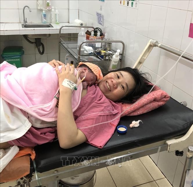 Người mẹ hạnh phúc trải qua giờ sinh tử, đón đứa con chào đời vào thời khắc Giao thừa tại Bệnh viện Trung ương Huế. Ảnh: Mai Trang/TTXVN