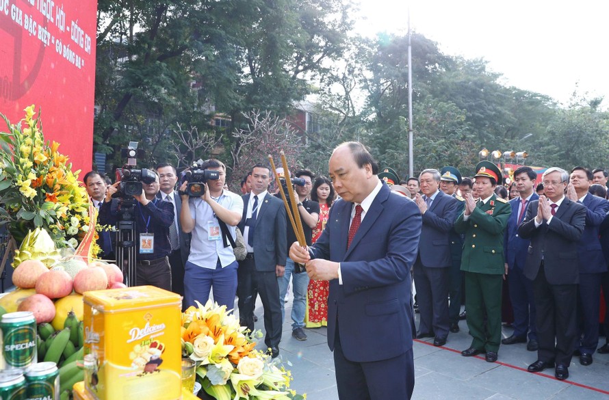 Thủ tướng Nguyễn Xuân Phúc dâng hương tại Lễ kỷ niệm. Ảnh: VGP/Quang Hiếu