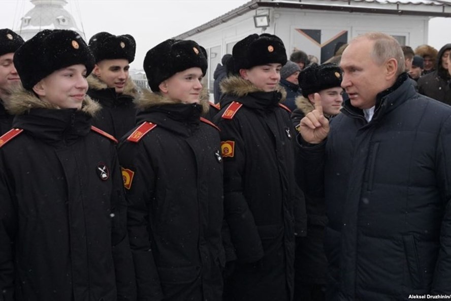 Tổng thống Vladimir Putin gặp học viên trường sĩ quan Nga, tháng 1.2019. Ảnh: Reuters