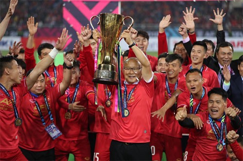 HLV Park Hang-seo nâng cao Cup vô địch AFF tại Mỹ Đình vào tháng 12/2018.