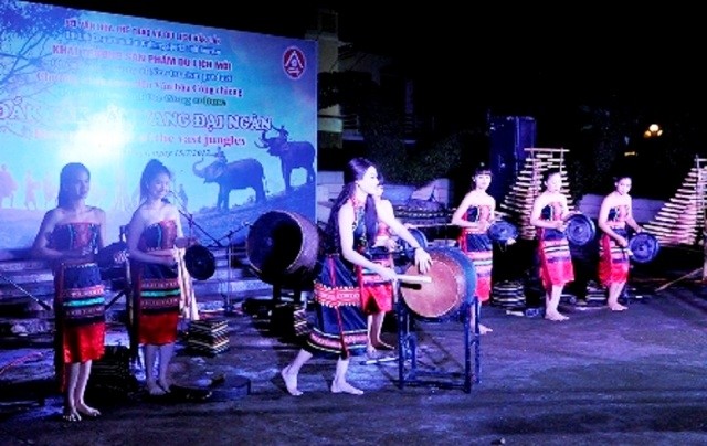 Một buổi diễn tấu của đội chiêng nữ dân tộc Ê Đê Bih ở Buôn Trấp, thị trấn Buôn Trấp, huyện Krông Ana, tỉnh Đác Lắc.