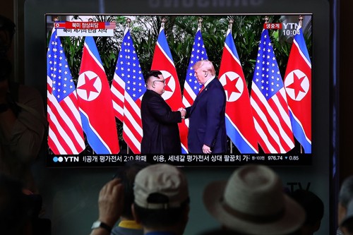 Cuộc gặp lần một giữa Tổng thống Mỹ Trump và lãnh đạo Triều Tiên Kim Jong-un diễn ra tại Singapore tháng 6/2018. Ảnh: AFP.