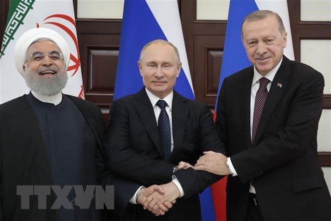 Tổng thống Iran Hassan Rouhani (trái), Tổng thống Thổ Nhĩ Kỳ Tayyip Erdogan (phải) và Tổng thống Nga Vladimir Putin (giữa) tại cuộc họp ở Sochi, Nga ngày 14/2. (Ảnh: AFP/TTXVN)