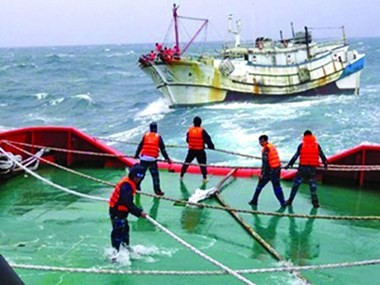 7 thuyền viên tàu bị nạn ở Hải Phòng đã được đưa vào bờ an toàn