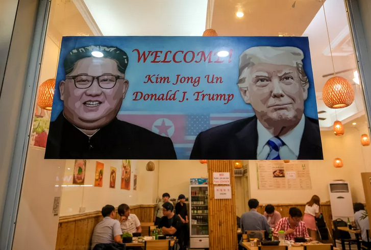 Tấm biển chào đón hai nhà lãnh đạo Donald Trump và Kim Jong-un trên cửa kính một nhà hàng Hàn Quốc tại Hà Nội. Ảnh: Getty Images