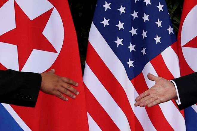 Cái bắt tay lịch sử của lãnh đạo Mỹ-Triều tại Singapore năm 2018. Ảnh Reuters.