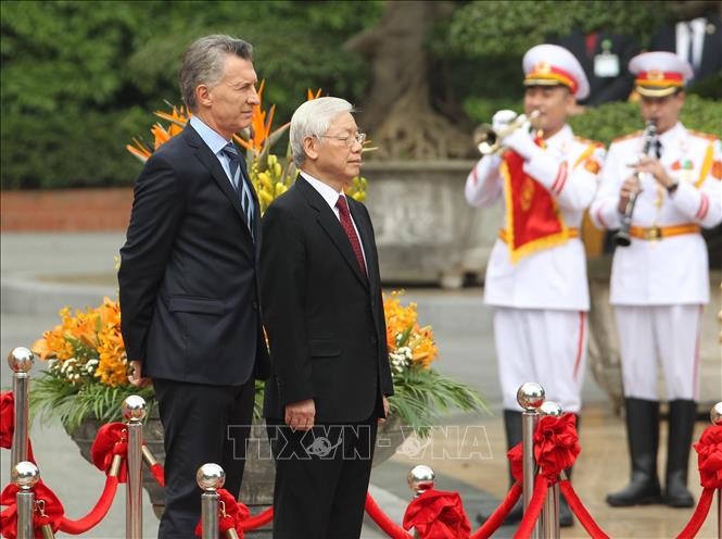 Tổng Bí thư, Chủ tịch nước Nguyễn Phú Trọng và Tổng thống Argentina Mauricio Macri tại lễ đón chính thức. Ảnh: Lâm Khánh/TTXVN