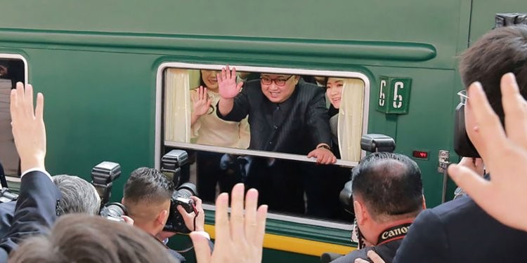 Lãnh đạo Triều Tiên Kim Jong-un (giữa) trên chuyến tàu trở về Bình Nhưỡng sau chuyến thăm Bắc Kinh năm 2018. Ảnh: AP.