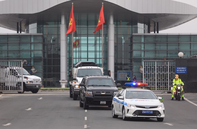 Đoàn xe chở thiết bị bảo vệ Tổng thống Mỹ đến Hà Nội