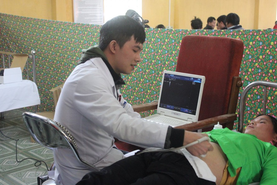 Bác sĩ Dương Mạnh Huy khám cho bệnh nhân. Ảnh: T.H