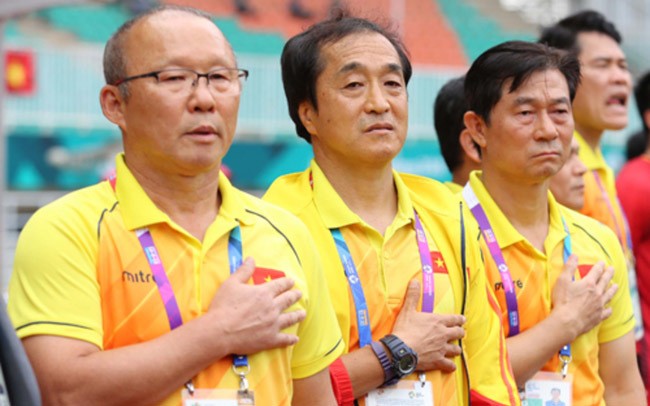 Trợ lý Lee Young-jin (giữa) chính thức cầm quân ở SEA Games 30