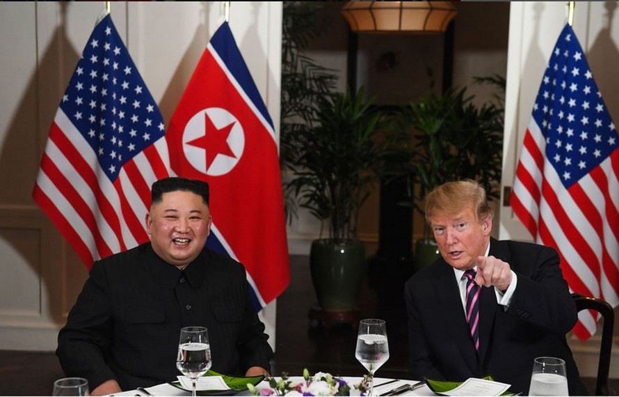 Tổng thống Mỹ Donald Trump nói chuyện với nhà lãnh đạo Triều Tiên Kim Jong-un khi ngồi ăn tối tại khách sạn Sofitel Legend Metropole ở Hà Nội ngày 27/2. (Nguồn: AFP)