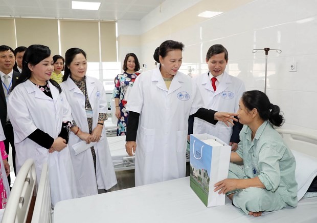 Chủ tịch Quốc hội Nguyễn Thị Kim Ngân tặng quà các bệnh nhân đang điều trị tại Bệnh viện Y học cổ truyền Trung ương. (Ảnh: Trọng Đức/TTXVN)