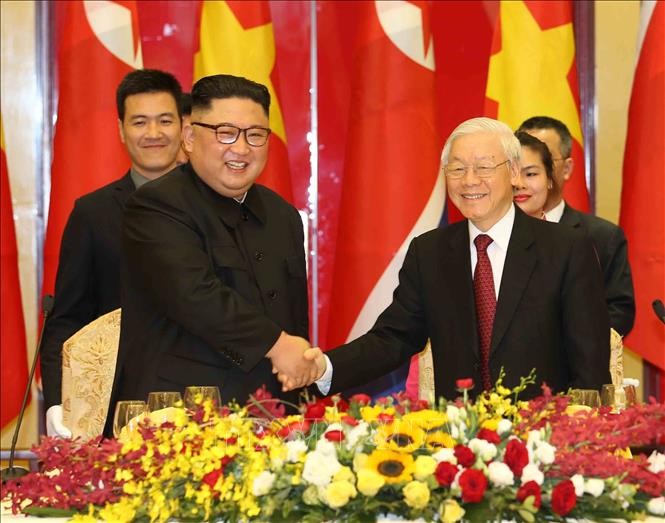 Tổng Bí thư, Chủ tịch nước Nguyễn Phú Trọng chào mừng Chủ tịch Triều Tiên Kim Jong-un. Ảnh: Trí Dũng/TTXVN