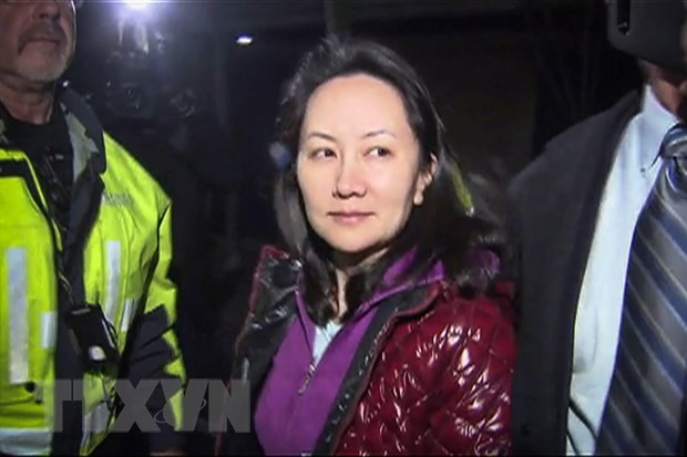 Giám đốc Tài chính của Tập đoàn Huawei, bà Mạnh Vãn Châu, rời khỏi tòa án tối cao ở Vancouver, Canada ngày 11/12/2018. (Ảnh: AFP/TTXVN)