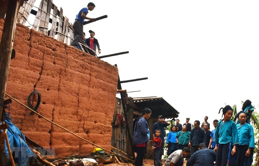 Nhân dân xã Chiến Phố, huyện Hoàng Su Phì khắc phục hậu quả dông lốc kèm theo mưa đá. (Ảnh: Phi Anh/TTXVN)