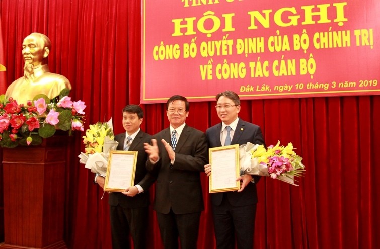 Đồng chí Hà Ban trao quyết định và chúc mừng đồng chí Y Thanh Hà Niê Kđăm và đồng chí Nguyễn Hải Ninh.