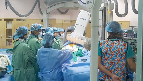 Các bác sĩ đang tiến hành can thiệp nội mạch đặt ống ghép cho bệnh nhân