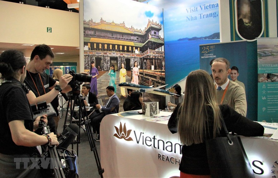 Phóng viên quốc tế tác nghiệp tại gian hàng Việt Nam tại hội chợ MITT. (Ảnh: Hồng Quân/TTXVN)