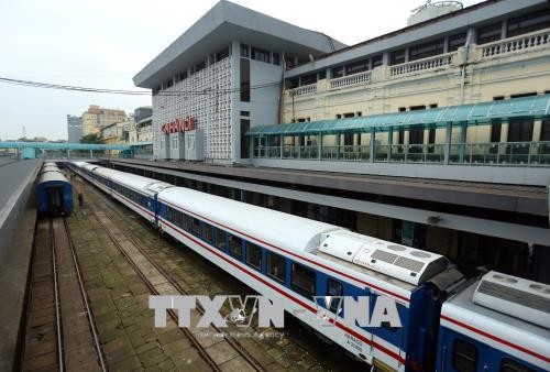 Đoàn tàu khách chất lượng cao tại ga Hà Nội. Ảnh: Huy Hùng/TTXVN