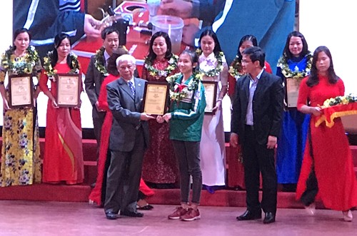 Ngọc Minh Trang (áo xanh lá cây) nhận giải C từ Ban tổ chức.