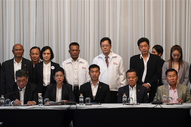 Đại diện các đảng tham gia liên minh với Pheu Thái nhằm giành quyền lập Chính phủ mới trong cuộc họp báo tại Bangkok, Thái Lan, ngày 27/3/2019. Ảnh: AFP/ TTXVN