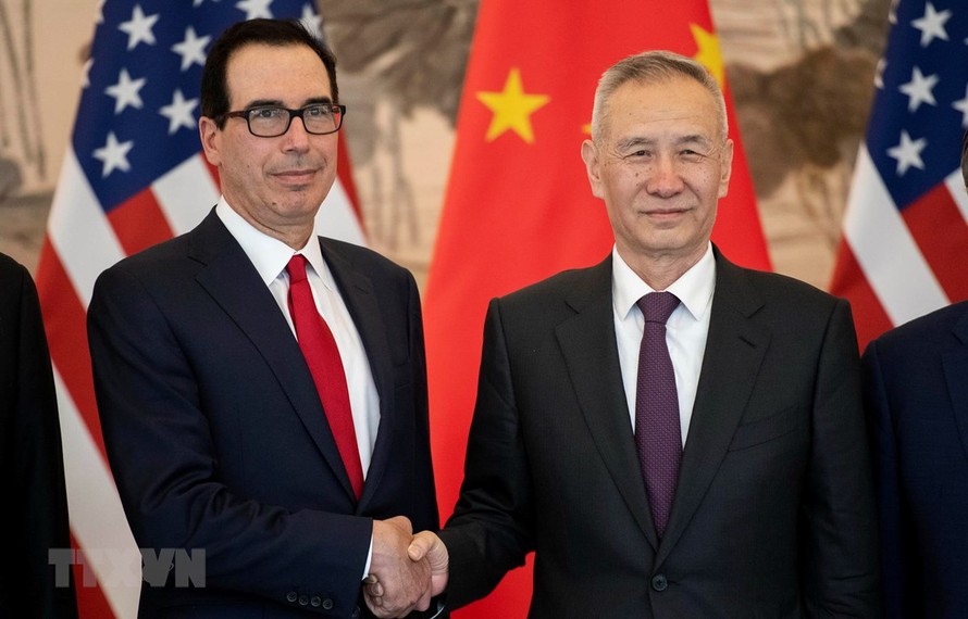 Phó Thủ tướng Trung Quốc Lưu Hạc (phải) và Bộ trưởng Tài chính Mỹ Steven Mnuchin (trái) trong cuộc gặp tại Bắc Kinh, Trung Quốc ngày 29/3/2019. (Ảnh: AFP/TTXVN)
