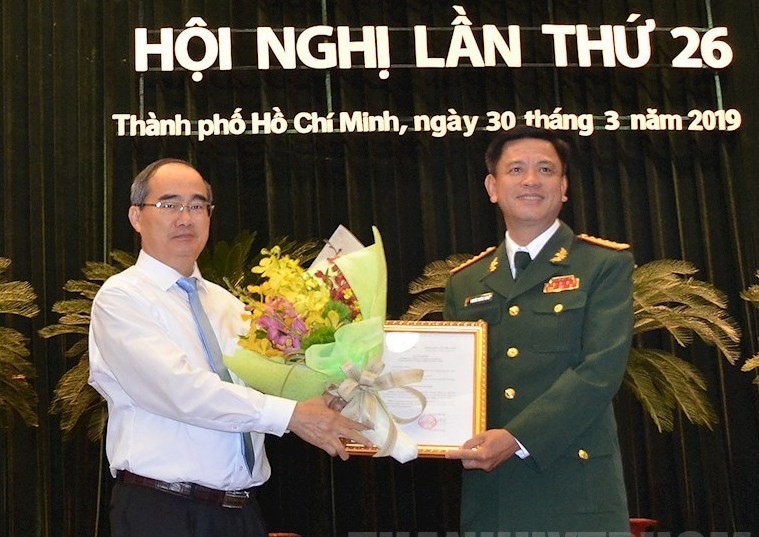 Bí thư Thành ủy TPHCM Nguyễn Thiện Nhân trao quyết định và chúc mừng Đại tá Nguyễn Trường Thắng.