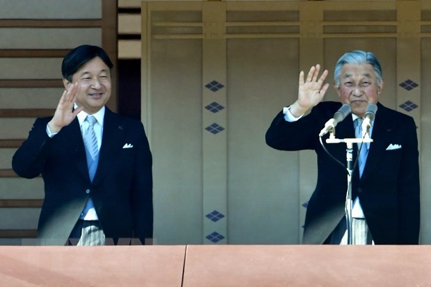 Nhật Hoàng Akihito và Hoàng Thái tử Naruhito tại Hoàng Cung ở Tokyo ngày 2/1/2019. (Nguồn: AFP/TTXVN)