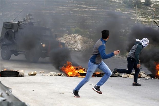 Người biểu tình Palestine trong cuộc đụng độ với các lực lượng Israel tại khu vực ngoại ô Ramallah ở Bờ Tây ngày 27/3/2019. (Ảnh: AFP/ TTXVN)