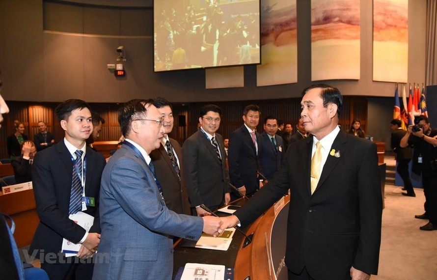 Thượng tướng Nguyễn Văn Thành và Thủ tướng Thái Lan Prayut Chan-ocha. (Ảnh: Sơn Nam/Vietnam+)