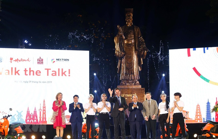 Thủ tướng Nguyễn Xuân Phúc và Thủ tướng Hà Lan Mark Rutte chụp ảnh chung với các nghệ sĩ biểu diễn tại buổi trình diễn thời trang bền vững 'Walk the Talk'. (Ảnh: Lâm Khánh/TTXVN)