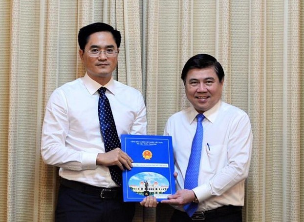 Chủ tịch UBND thành phố Hồ Chí Minh trao quyết định cho đồng chí Trần Quang Lâm.