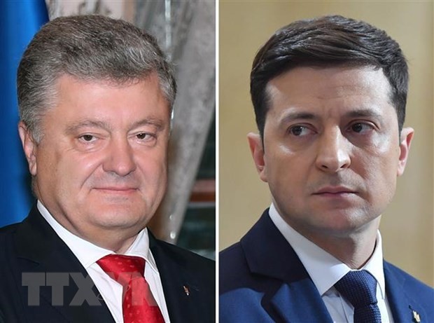Tổng thống đương nhiệm Ukraine Petro Poroshenko (trái) và ứng cử viên tranh cử Tổng thống Volodymyr Zelensky (phải). (Nguồn: AFP/TTXVN)