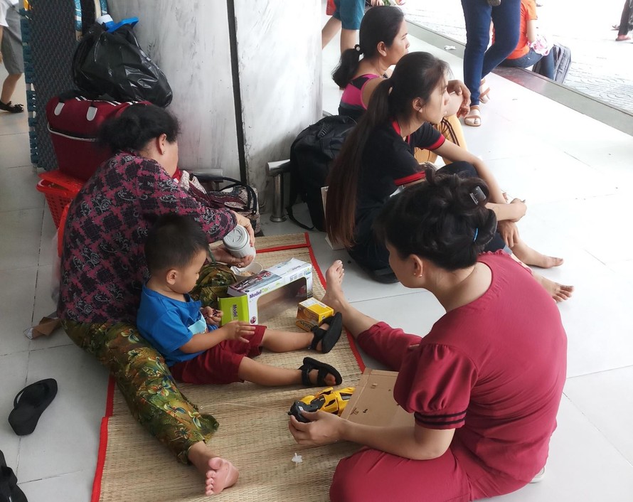 Nhiều gia đình ở các tỉnh lân cận TP Hồ Chí Minh đùm đề khăn gói đưa trẻ lên TP Hồ Chí Minh khám bệnh.