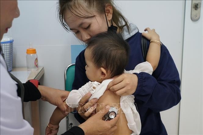 Bác sỹ Bệnh viện Nhi đồng 2 TP Hồ Chí Minh khám bệnh cho trẻ.