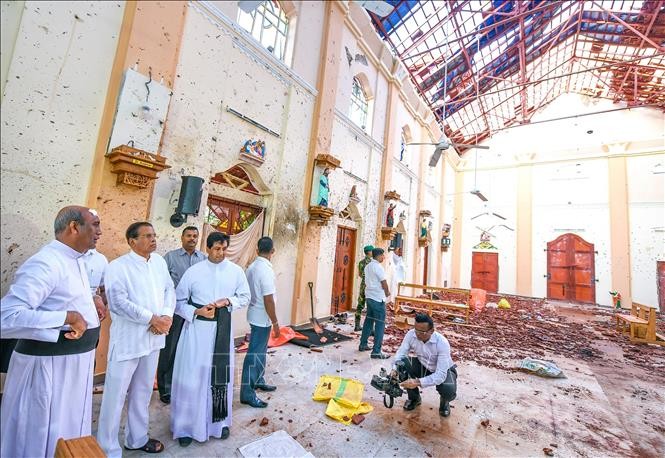 Tổng thống Sri Lanka Maithripala Sirisena (thứ 2, trái, hàng trên) thị sát hiện trường một vụ đánh bom nhằm vào nhà thờ Thánh Sebastian ở Negombo ngày 23/4, hai ngày sau loạt vụ đánh bom ở Sri Lanka khiến hơn 300 người thiệt mạng. Ảnh: AFP/TTXVN