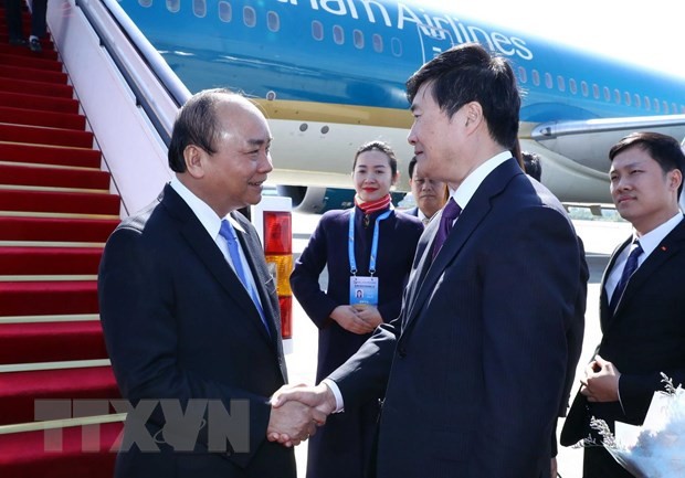 Lãnh đạo thành phố Bắc Kinh, đại diện Bộ Ngoại giao Trung Quốc đón Thủ tướng Nguyễn Xuân Phúc tại sân bay quốc tế Bắc Kinh. (Ảnh: Thống Nhất/TTXVN)